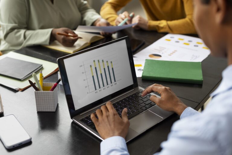 side-view-people-working-together (1)